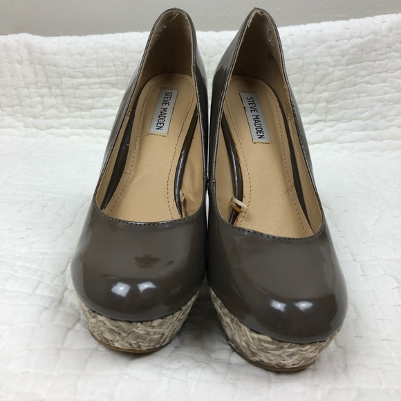 Steve Madden Closed-Toe Olive Wedges - Picture 2 of 5
